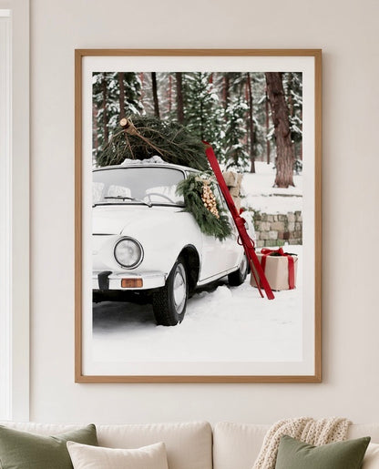 Vue rapprochée de l'affiche de Noël neige et voiture blanche au mur, cadre et ambiance hivernale