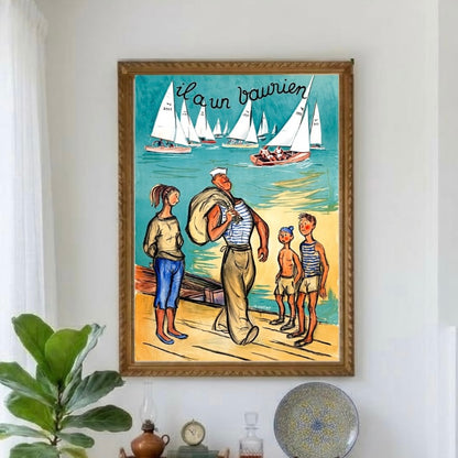 Affiche André Collot Il a un Vaurien au mur d'un salon, vue rapprochée du cadre et de la régate de voiles blanches