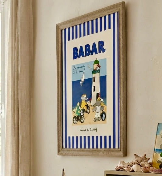 Gros plan sur l'impression et le papier de l'affiche Babar Les vacances à la mer, couleurs de la gouache et rayures bleues nettes