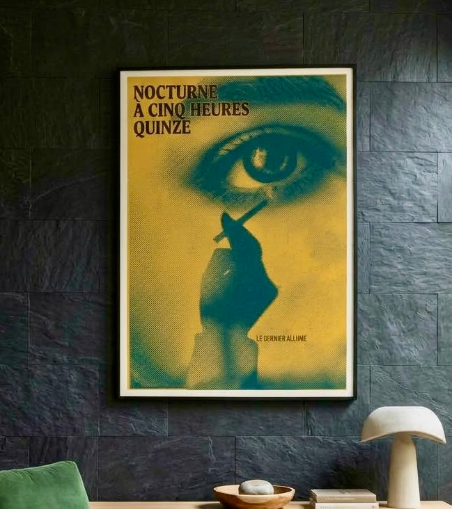 Vue rapprochée de l'affiche nocturne au mur, cadre, œil en trame et repères de calage aux coins