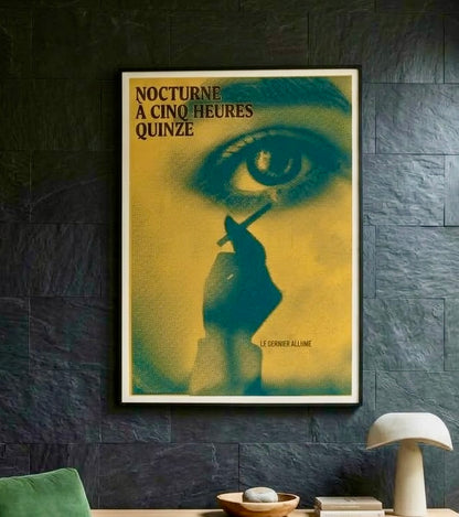 Vue rapprochée de l'affiche nocturne au mur, cadre, œil en trame et repères de calage aux coins