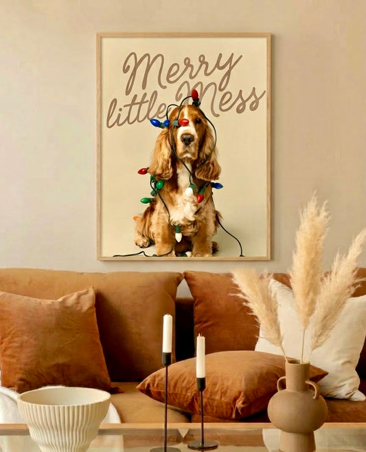 Poster chien cocker et guirlande de Noël encadré accroché au mur d'un salon