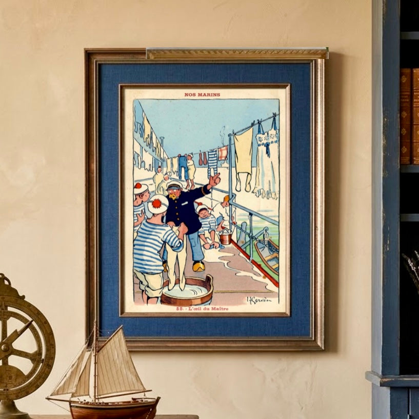 Affiche vintage de marins à la lessive accrochée au mur, vue rapprochée avec cadre et décoration de la pièce