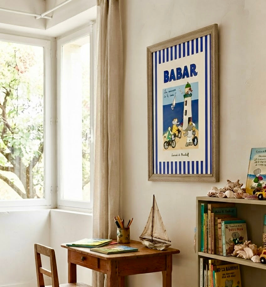 Affiche Babar Les vacances à la mer encadrée dans une chambre d'enfant lumineuse, décoration murale bord de mer et rétro