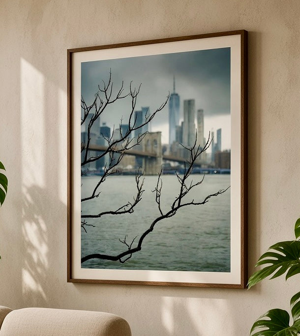 Gros plan sur l'affiche Brooklyn Rain : branches perlées de pluie et skyline floue du One World Trade Center