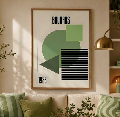 Vue rapprochée de l'affiche Bauhaus 1923 au mur, cadre, cercle et triangle verts et bandes noires