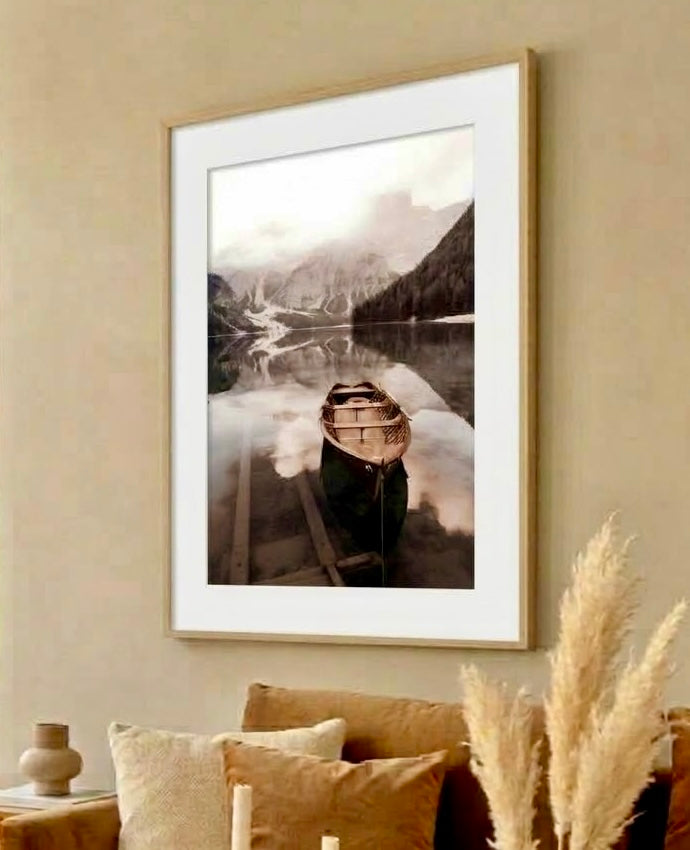 Gros plan sur l'impression de l'affiche lac de montagne : bois de la barque, planches du ponton et eau limpide