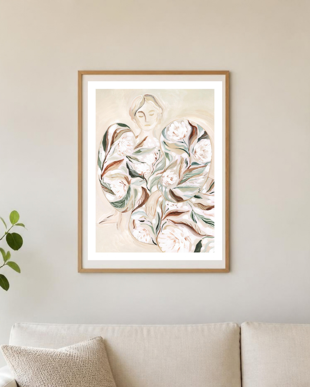 Gros plan sur l'impression de l'affiche : coups de pinceau, pivoines blanches, feuilles vert sauge et touches terracotta