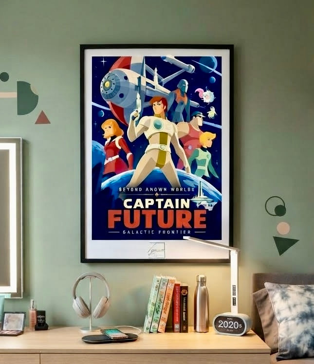 Vue rapprochée de l'affiche Capitaine Flam encadrée sur le mur du salon