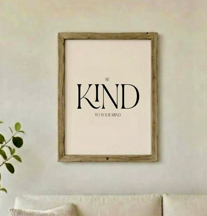 Gros plan sur le mot KIND en lettres serif noires aux courbes fines de l'affiche Be Kind to your mind
