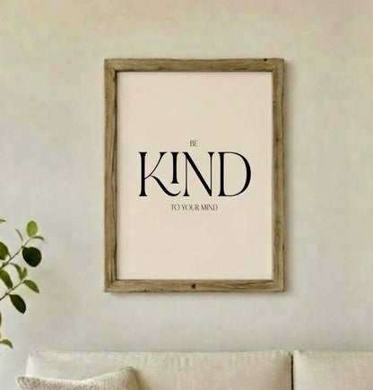 Gros plan sur le mot KIND en lettres serif noires aux courbes fines de l'affiche Be Kind to your mind