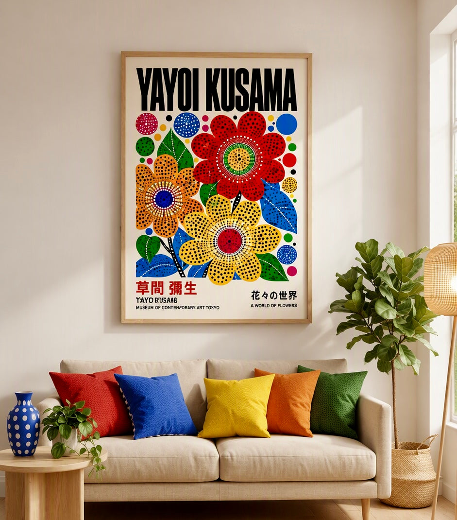 Affiche Yayoi Kusama fleurs à pois colorées encadrée, accrochée au mur d'un salon lumineux