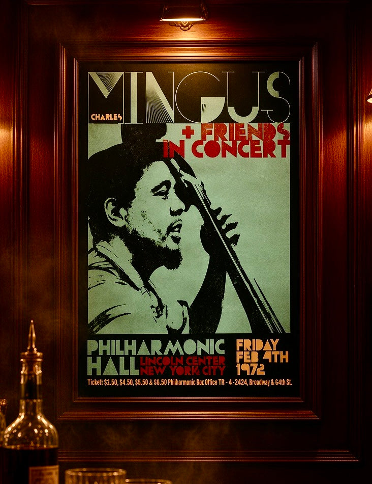 Gros plan sur l'affiche encadrée Charles Mingus au mur du salon
