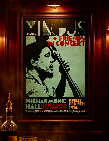 Gros plan sur l'affiche encadrée Charles Mingus au mur du salon