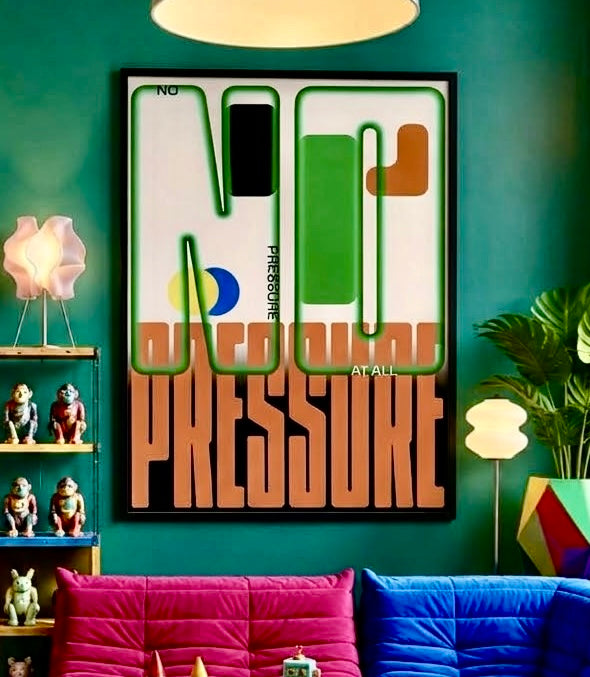 Vue rapprochée de l'affiche No Pressure At All au mur, cadre et lettres néon vert