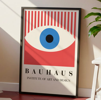 Ambiance déco avec l'affiche Bauhaus œil rouge encadrée, décoration murale géométrique