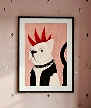 Vue rapprochée de l'affiche Bouledogue Punk encadrée sur le mur