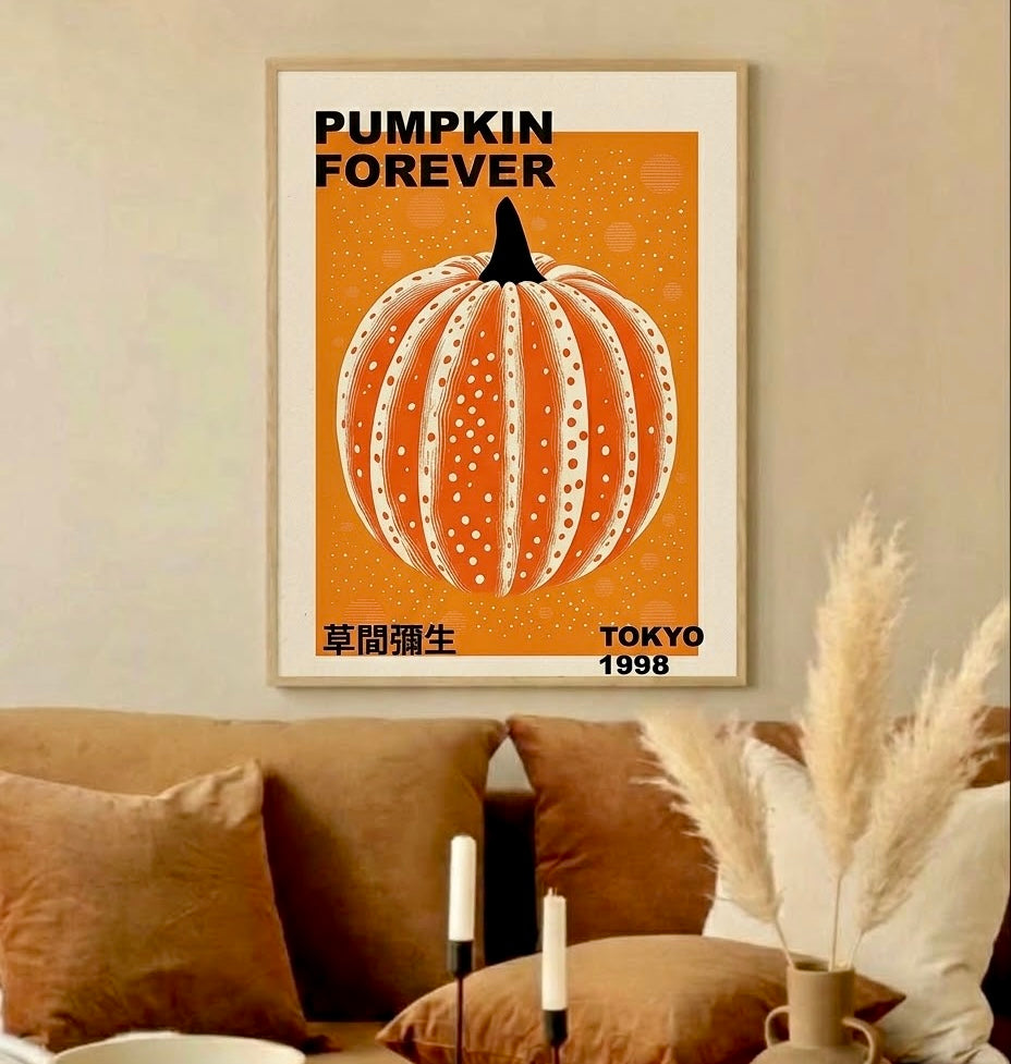 Poster citrouille Yayoi Kusama encadré accroché au mur d'un salon, ambiance orange et crème chaleureuse