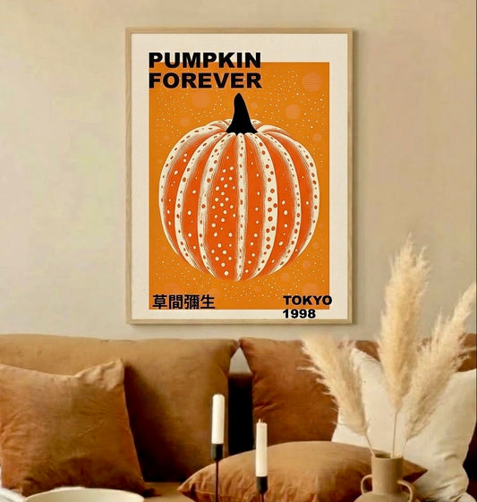 Poster citrouille Yayoi Kusama encadré accroché au mur d'un salon, ambiance orange et crème chaleureuse