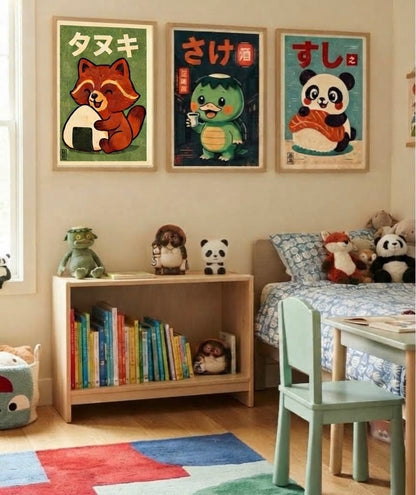 Trio d'affiches kawaii encadrées accrochées au mur d'une chambre d'enfant, illustrations japonaises d'animaux et de cuisine pour une décoration murale ludique