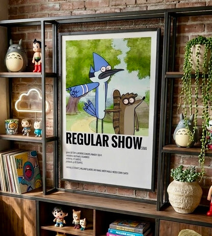 Gros plan sur l'affiche Regular Show : Mordecai le geai bleu et Rigby le raton laveur dans le parc