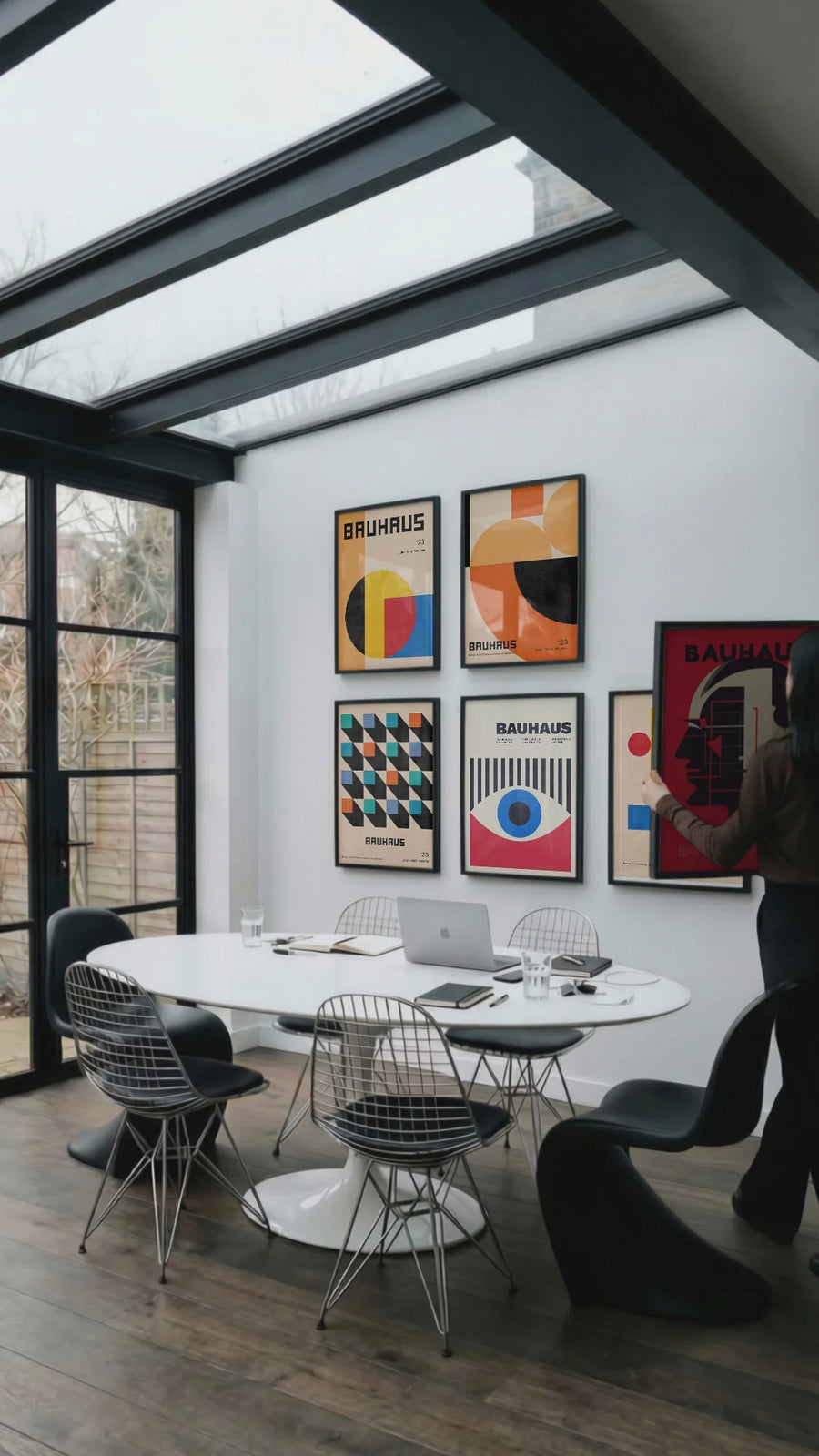 Bauhaus Design 1920 – Affiche Lignes Vertes Ondulantes
