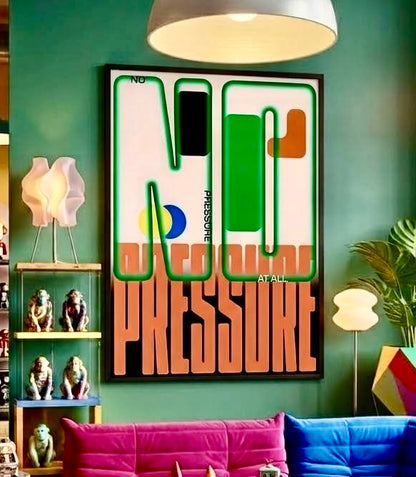 Gros plan sur l'impression de l'affiche No Pressure At All : halo vert lumineux, aplats orange et cercles jaune et bleu