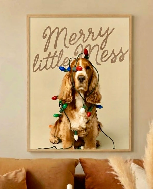 Vue rapprochée de l'affiche Merry Little Mess au mur, cadre et ampoules vintage colorées autour du chien