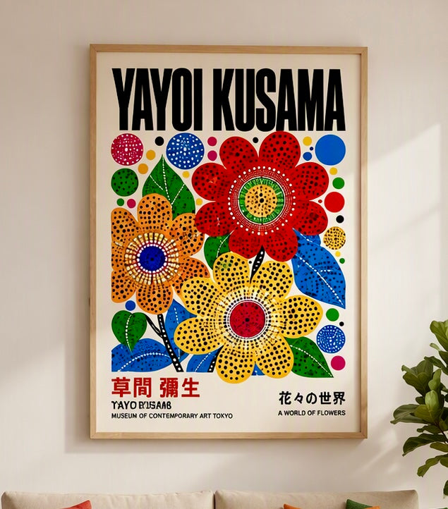Poster Kusama fleurs rouge, orange et jaune à pois noirs, vu de près sur un mur de salon