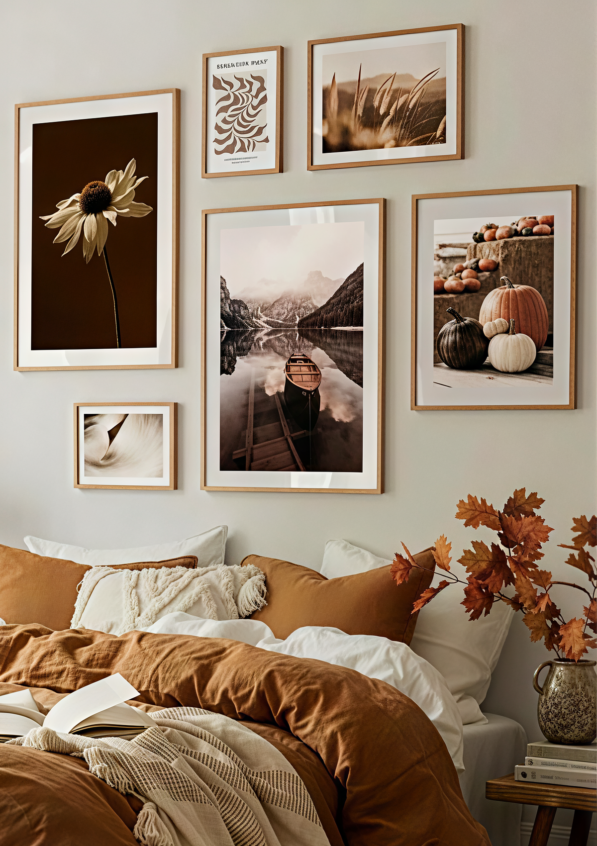 Intérieur décoratif avec plusieurs affiches encadrées aux tons naturels sur un mur
