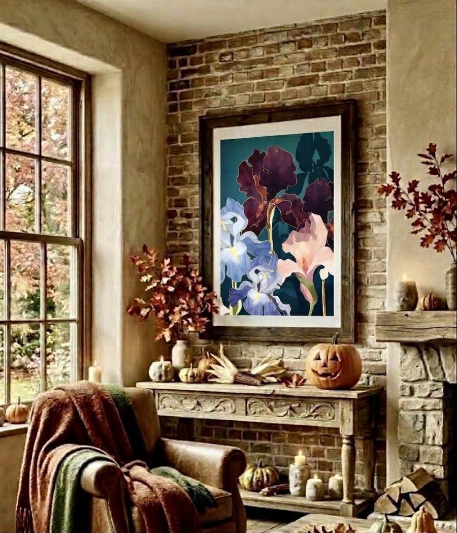 Poster floral d'iris bordeaux et bleus encadré accroché au mur d'un salon