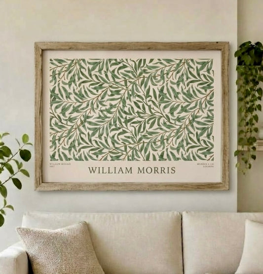 Affiche William Morris Willow Bough encadrée au-dessus d'un canapé dans un salon, décoration murale Arts and Crafts