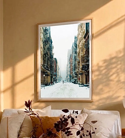 Gros plan sur l'affiche de SoHo sous la neige : détail des escaliers de secours, des flocons et du grain du papier