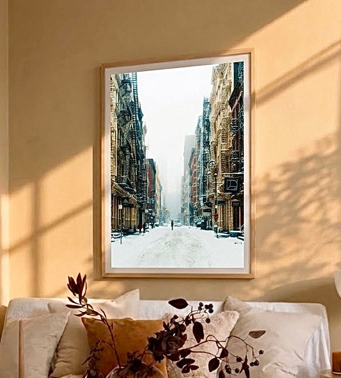 Gros plan sur l'affiche de SoHo sous la neige : détail des escaliers de secours, des flocons et du grain du papier