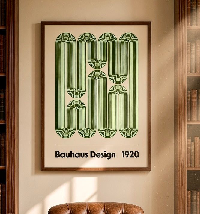 Vue rapprochée de l'affiche Bauhaus Design 1920 encadrée sur le mur du salon