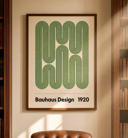 Vue rapprochée de l'affiche Bauhaus Design 1920 encadrée sur le mur du salon