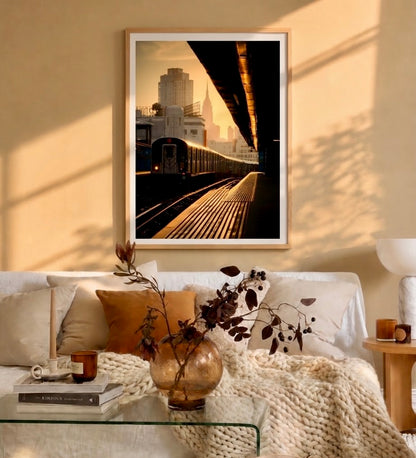 Poster photo de métro new-yorkais au coucher du soleil encadré, accroché au mur d'un salon aux tons chauds