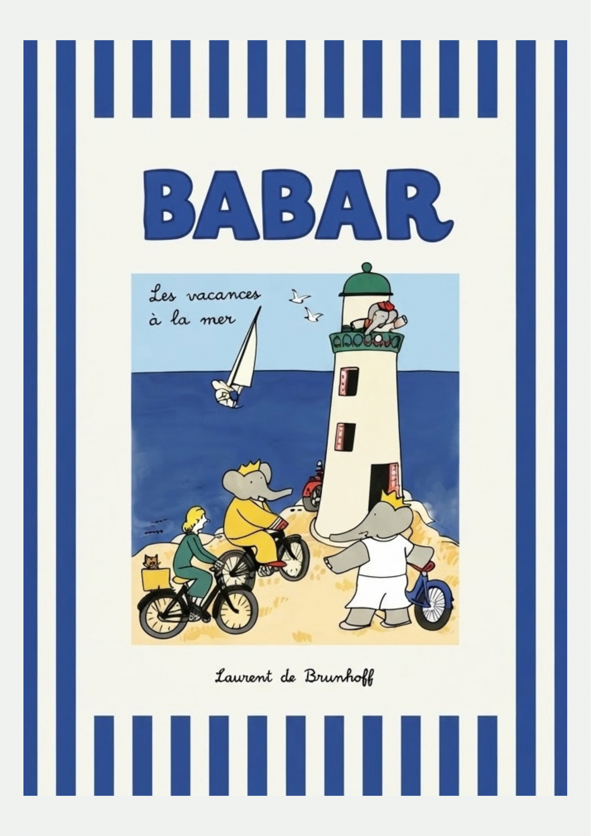 Affiche Babar Les vacances à la mer de Laurent de Brunhoff : éléphants à vélo devant un phare blanc, voilier et mouettes, cadre à rayures bleues sur fond crème