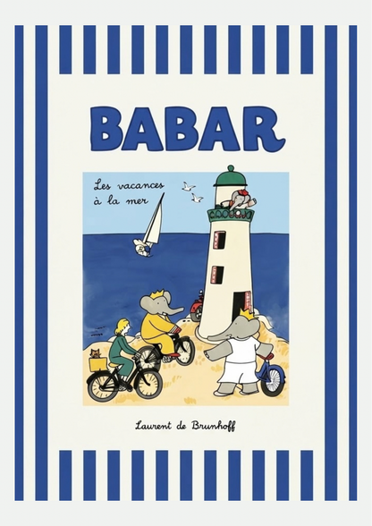 Affiche Babar Les vacances à la mer de Laurent de Brunhoff : éléphants à vélo devant un phare blanc, voilier et mouettes, cadre à rayures bleues sur fond crème