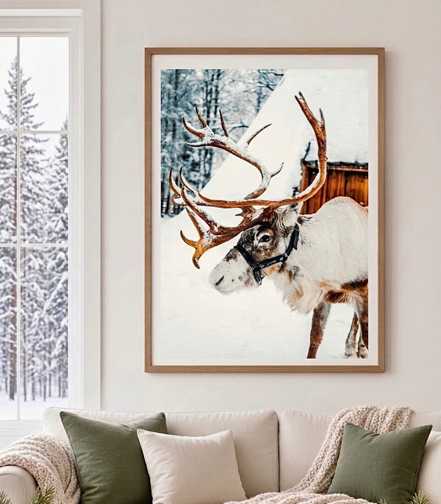 Poster renne dans la neige encadré et accroché au mur d'un salon, décoration murale hivernale