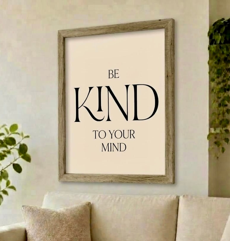 Affiche citation Be Kind to your mind en cadre dans une chambre, ambiance douce beige et noir