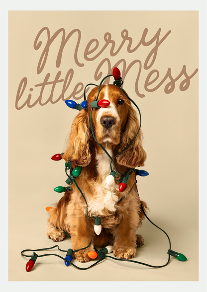 Affiche Merry Little Mess : cocker spaniel roux et blanc enroulé dans une guirlande de Noël colorée sur fond beige avec texte cursif brun