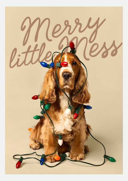 Affiche Merry Little Mess : cocker spaniel roux et blanc enroulé dans une guirlande de Noël colorée sur fond beige avec texte cursif brun