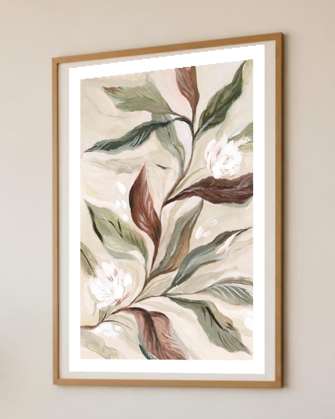 Affiche botanique encadrée sur un mur de salon, vue rapprochée des feuilles vert sauge et terracotta et des fleurs blanches