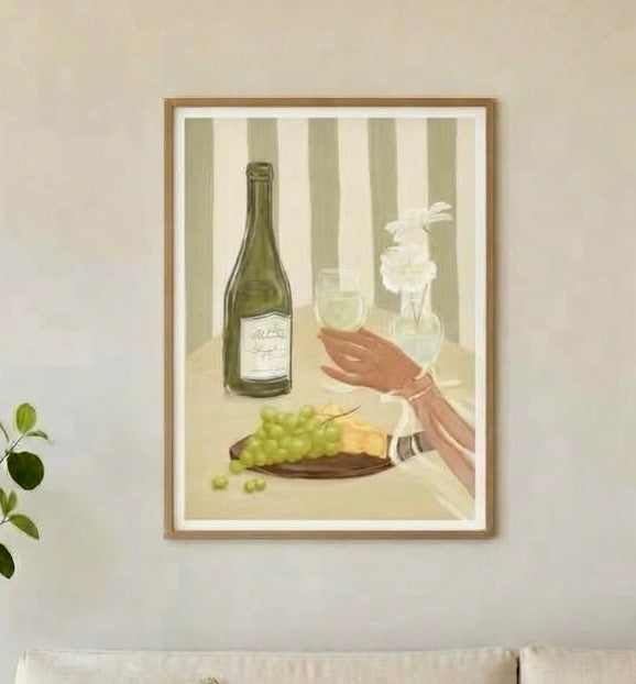 Gros plan sur la main tenant un verre de vin blanc et sur le plateau de raisins et fromage de l'affiche illustrée
