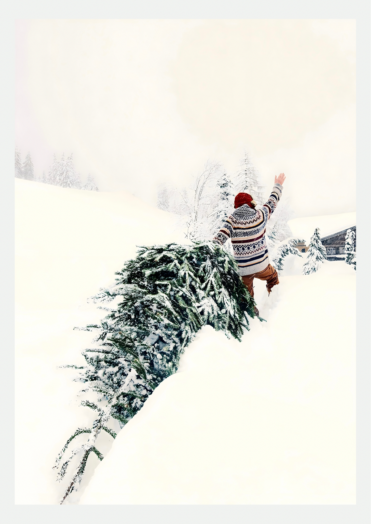 Affiche photo de Noël : homme en pull jacquard et bonnet rouge tirant un grand sapin dans la neige profonde, chalet dans la brume