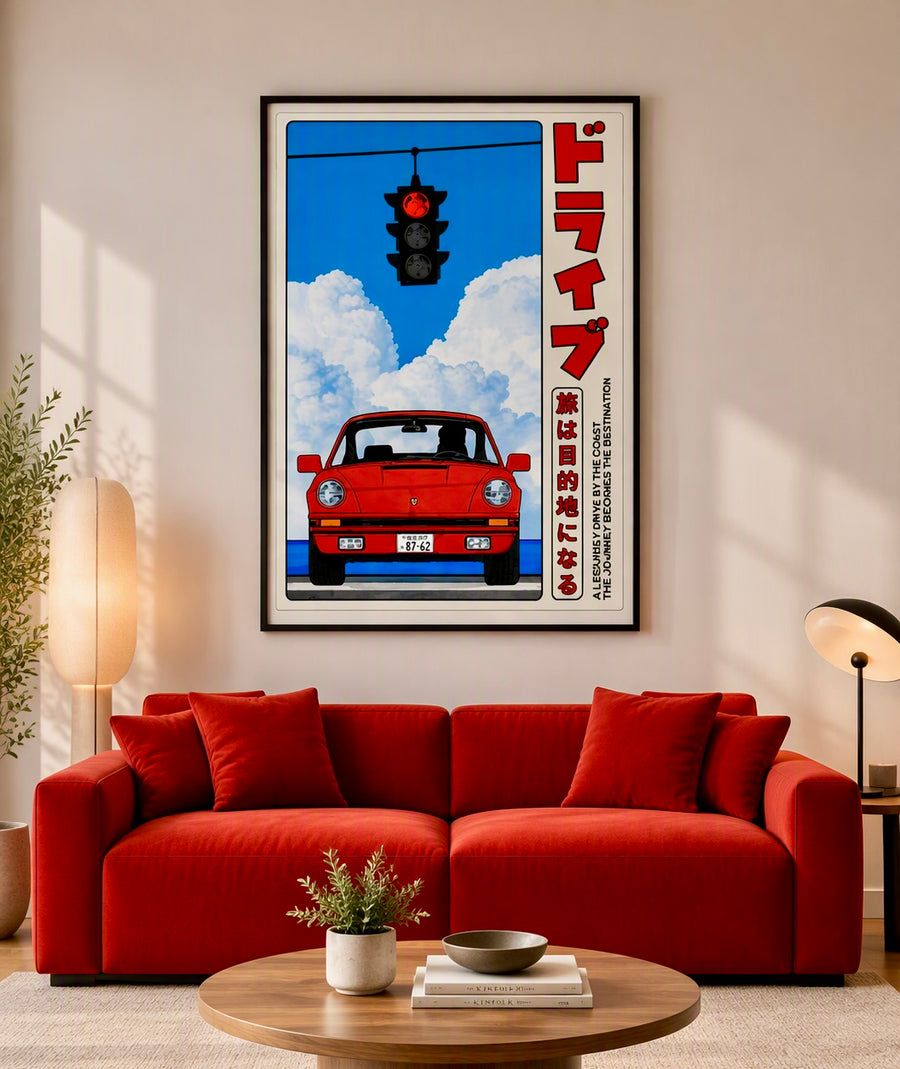 Affiche Drive Porsche rétro japonaise encadrée et accrochée au mur d'un salon