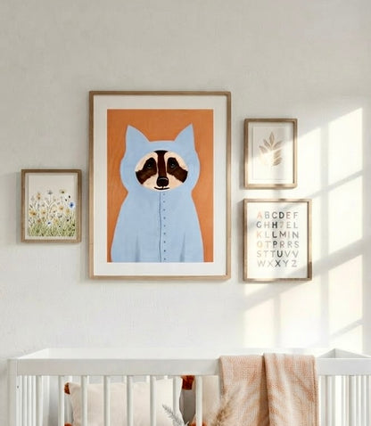 Affiche Raton Laveur à Capuche encadrée et accrochée au mur d'une chambre d'enfant