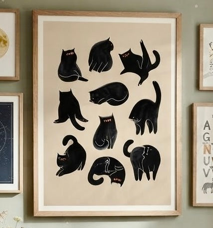 Vue rapprochée de l'affiche Dix Chats Noirs encadrée sur le mur