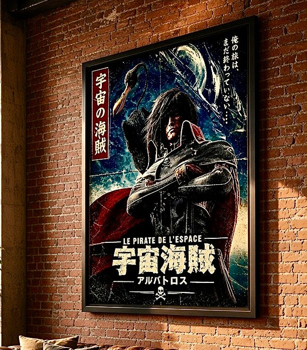 Gros plan sur l'affiche Albator, texture de papier usé, plis et caractères japonais en relief crème sur fond sombre